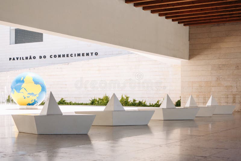 Portugal, Lisboa 29 de abril de 2018: pabellón del conocimiento o del museo de ciencia interactivo imágenes de archivo libres de regalías Portugal, Lisboa 29 de abril de 2018: pabellón del conocimiento o del museo de ciencia interactivo imágenes de archivo libres de regalías