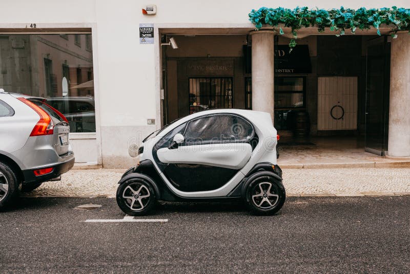 Portugal, Lisboa, o 1º de julho de 2018: O carro ecológico conceptual compacto moderno do ` s de Renault é estacionado em uma rua fotos de stock Portugal, Lisboa, o 1º de julho de 2018: O carro ecológico conceptual compacto moderno do ` s de Renault é estacionado em uma rua fotos de stock