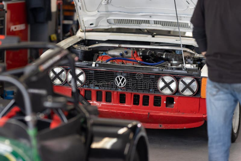 Um Carro De Corrida Volkswagen Ou VW Em Um Show De Carros Decorado