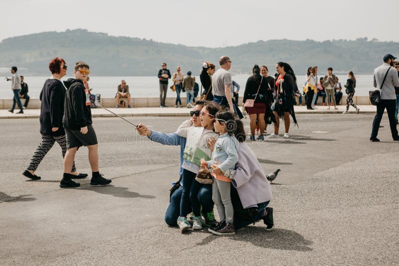 Portugal Lissabon, Maj 1, 2018: En ung asiatisk familjfader, modern och två döttrar gör en emotionell selfie på arkivbilder Portugal Lissabon, Maj 1, 2018: En ung asiatisk familjfader, modern och två döttrar gör en emotionell selfie på arkivbilder