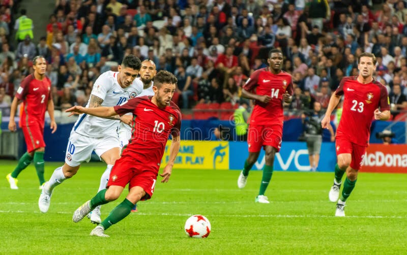 Capitã Nacional De Futebol Portugal Cristiano Ronaldo Contra Chile  Midfielder Mauricio Isla Durante Xícara De Confederação De Fifa Imagem  Editorial - Imagem de caldeira, futebolista: 207477780