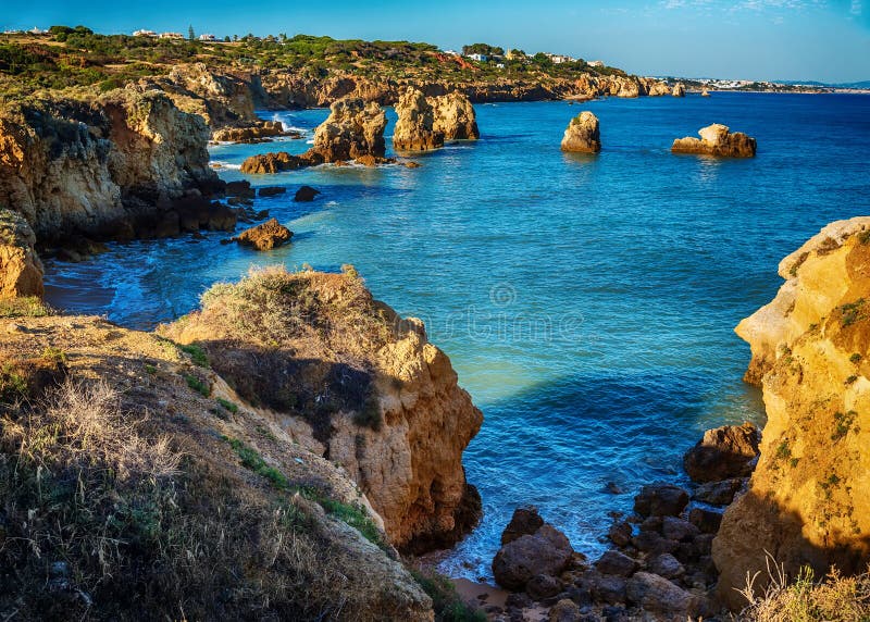 Portugal: schöne Felsen in der Küste von Algarve lizenzfreie stockbilder Portugal: schöne Felsen in der Küste von Algarve lizenzfreie stockbilder