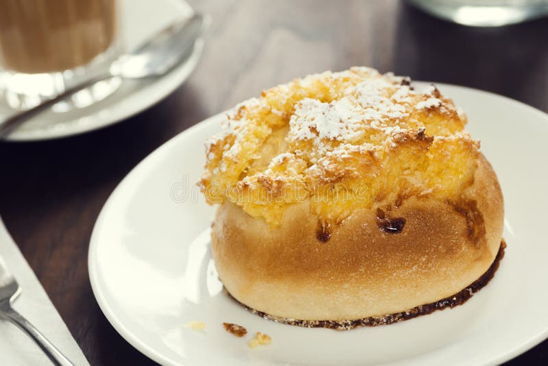 Portugiese Pão De Deus Sweet Roll auf Platte im Café stockfotografie Portugiese Pão De Deus Sweet Roll auf Platte im Café stockfotografie