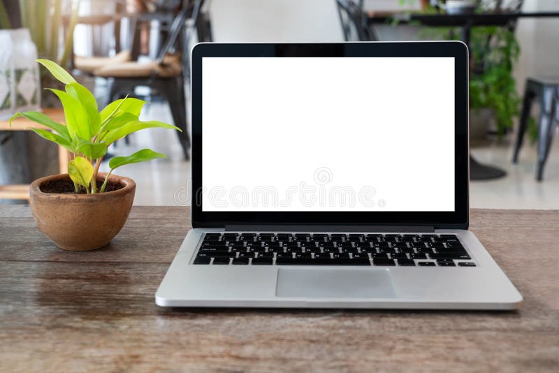 Portátil com a tela vazia na tabela O espaço de trabalho conceptual, laptop com a tela branca vazia na tabela, borrou o fundo imagens de stock Portátil com a tela vazia na tabela O espaço de trabalho conceptual, laptop com a tela branca vazia na tabela, borrou o fundo imagens de stock