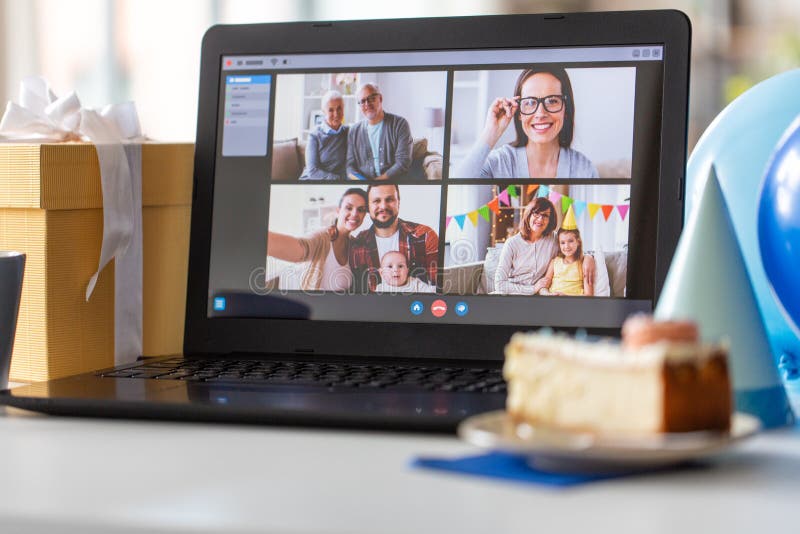 Portátil con videollamada o fiesta de cumpleaños en línea foto de archivo