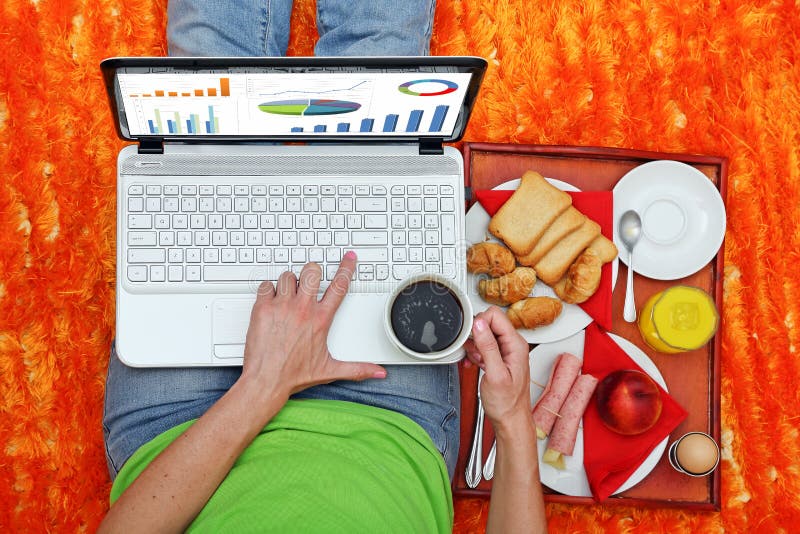 Portátil e café da manhã imagens de stock