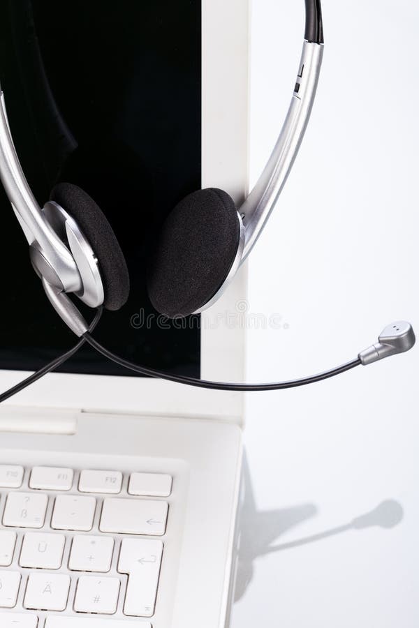 Portátil portátil para teclado con auriculares en la mesa fotografía de archivo Portátil portátil para teclado con auriculares en la mesa fotografía de archivo