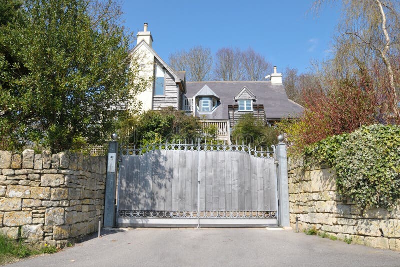 Portão de madeira e entrada de uma casa de campo fotografia de stock