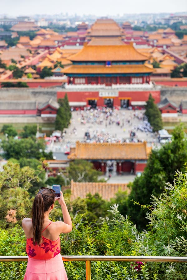 Porzellanreise. touristische Frau fotografiert mit Handy von Luftaufnahme der kaiserlichen Paläste alte Tempel lizenzfreies stockfoto