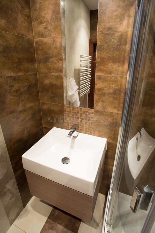 Porzellanwanne innerhalb des kleinen Badezimmers lizenzfreies stockfoto
