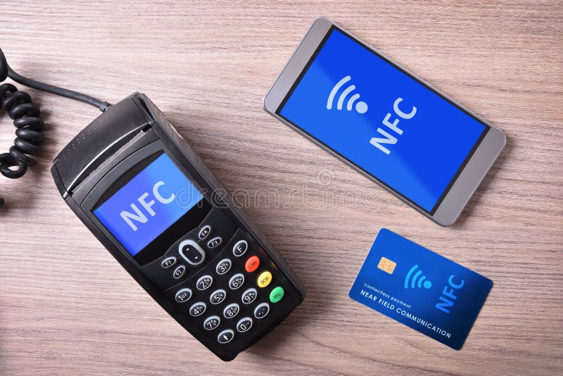 POS wisząca ozdoba na drewnie i karta zgłaszamy nfc transmision system obrazy royalty free POS wisząca ozdoba na drewnie i karta zgłaszamy nfc transmision system obrazy royalty free