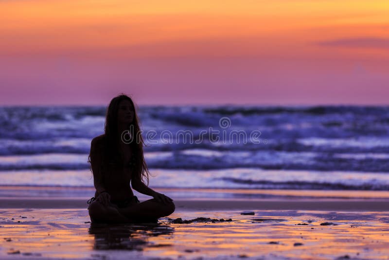 Silhouette di una giovane donna in posa fotografia stock