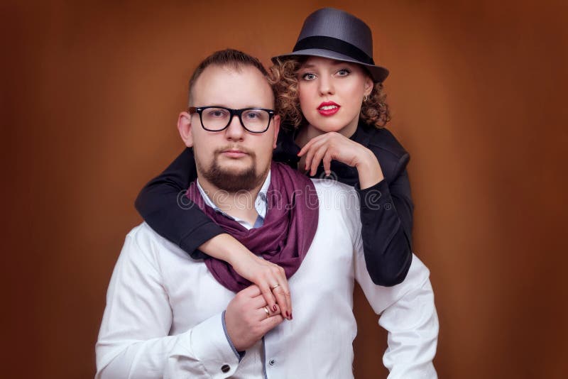 Posa della ragazza e del giovane fotografia stock Posa della ragazza e del giovane fotografia stock