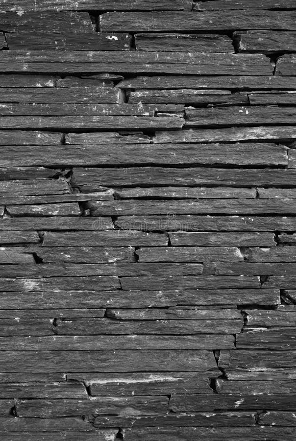 Posa di mattoni orizzontali sottili. immagine di sfondo di una parete costruita con ardesia di pietra. immagine verticale. fotografia stock libera da diritti
