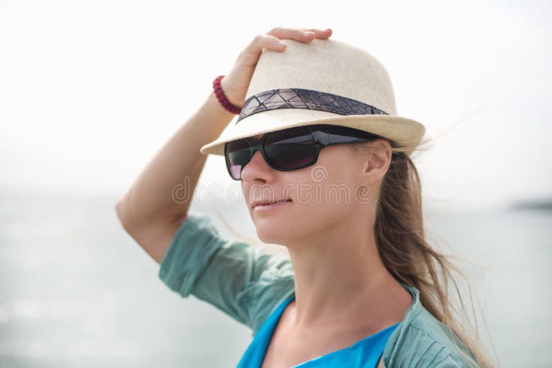 Posa felice della giovane donna fotografia stock libera da diritti Posa felice della giovane donna fotografia stock libera da diritti