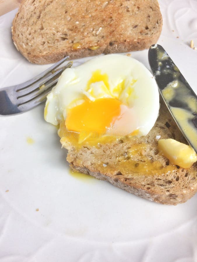 Poschiertes Ei auf Toast stockbild. Bild von toast, kochen - 138430443