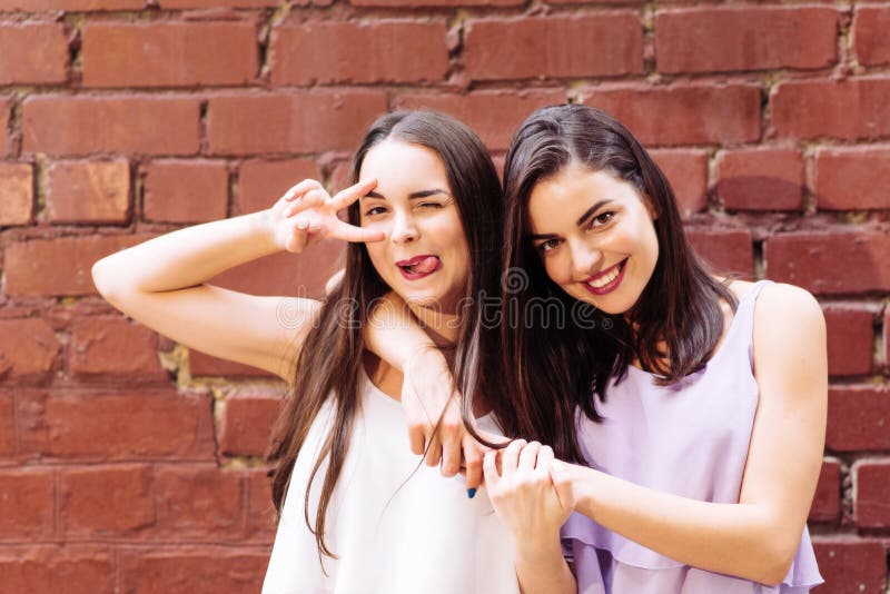 Pose de deux belle amies sur la rue images libres de droits Pose de deux belle amies sur la rue images libres de droits