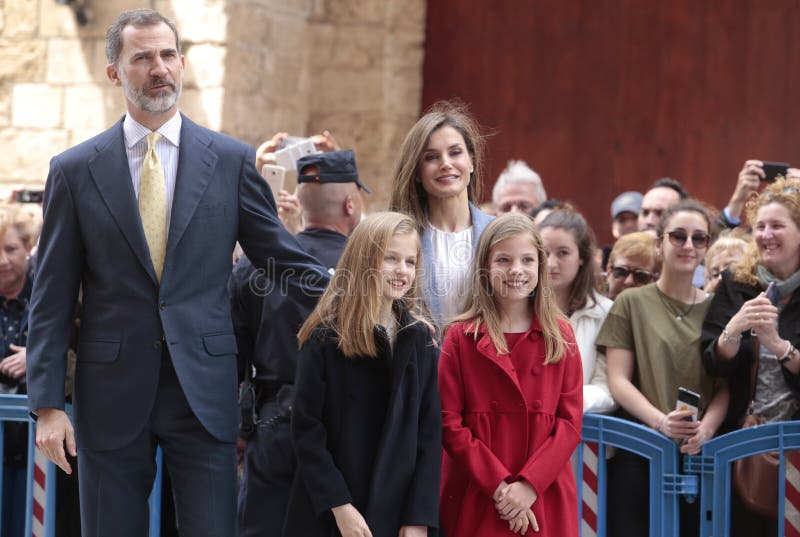 Pose de famille royale de l'Espagne dans Majorca image libre de droits Pose de famille royale de l'Espagne dans Majorca image libre de droits