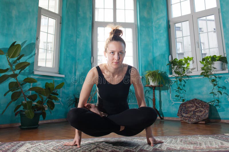 Pose de tolasana de yoga photo stock Pose de tolasana de yoga photo stock