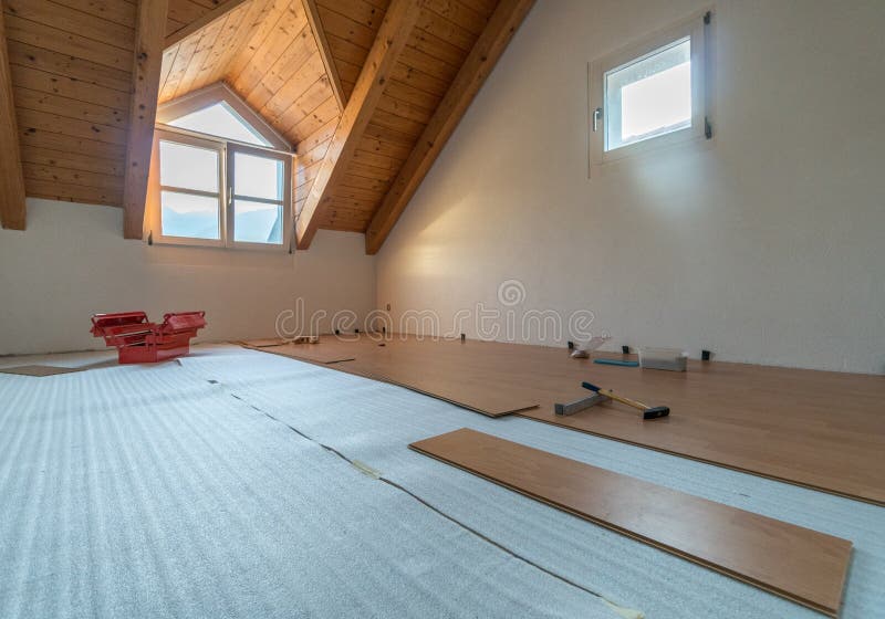 Pose du plancher en bois pendant les rénovations photos libres de droits Pose du plancher en bois pendant les rénovations photos libres de droits
