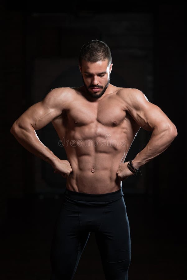 Pose modelo muscular de Flexing Back Muscles foto de stock