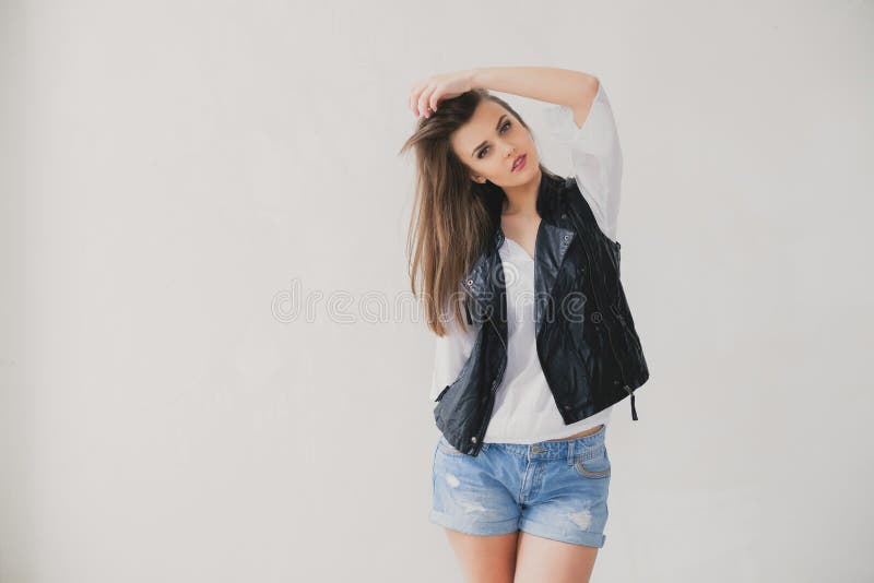 Pose modèle de fille dans le studio image stock Pose modèle de fille dans le studio image stock
