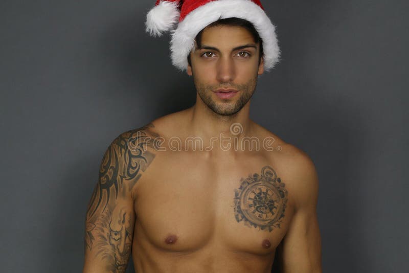 Pose sexy de Santa Claus sans chemise photographie stock libre de droits Pose sexy de Santa Claus sans chemise photographie stock libre de droits