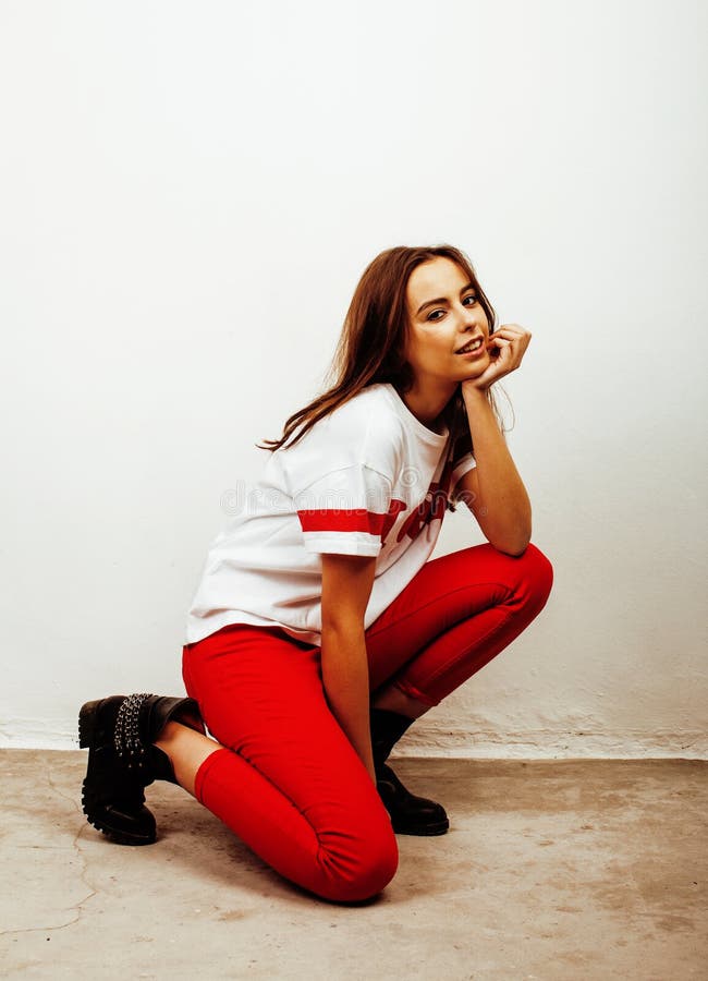 Pose émotive d'adolescente assez blonde de jeunes, sourire heureux d'isolement sur le fond blanc, concept de personnes de mode de image libre de droits Pose émotive d'adolescente assez blonde de jeunes, sourire heureux d'isolement sur le fond blanc, concept de personnes de mode de image libre de droits
