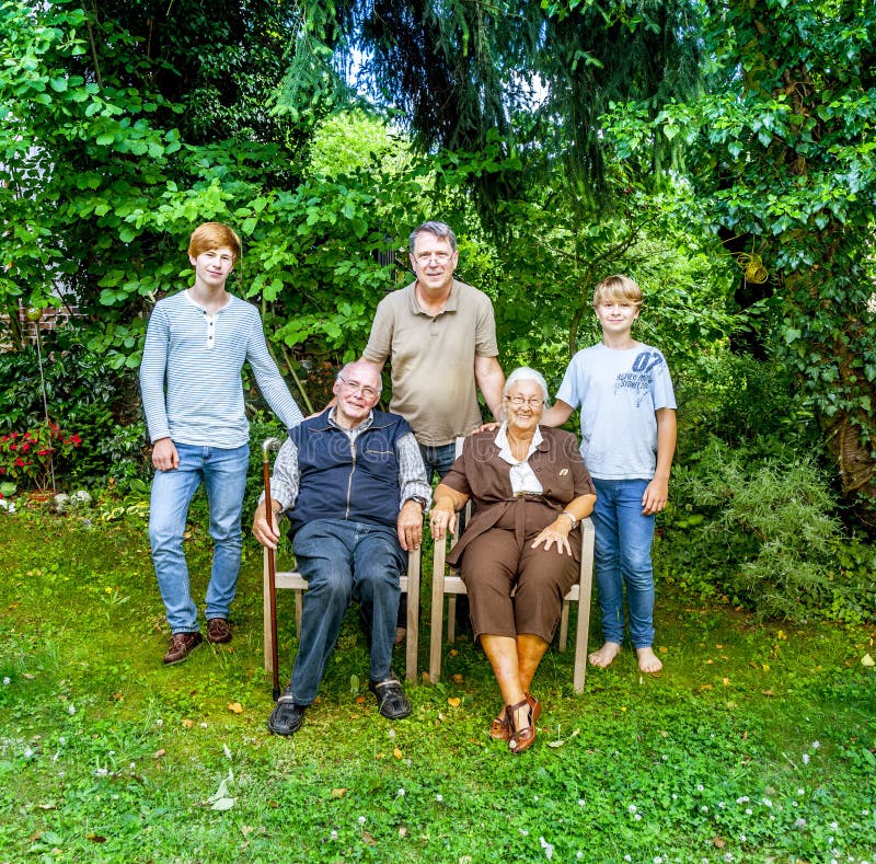 Posera för storfamiljgrupp arkivbild Posera för storfamiljgrupp arkivbild
