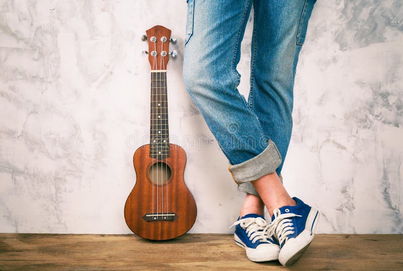 Posera med ukulelet arkivfoton Posera med ukulelet arkivfoton