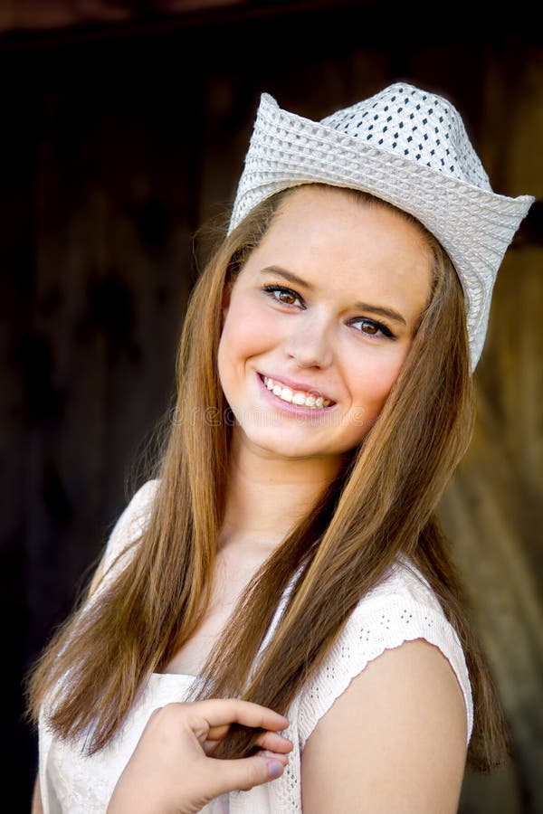 Poses Adolescentes D Une Cow Girl Dans Son Chapeau Blanc Photo Stock