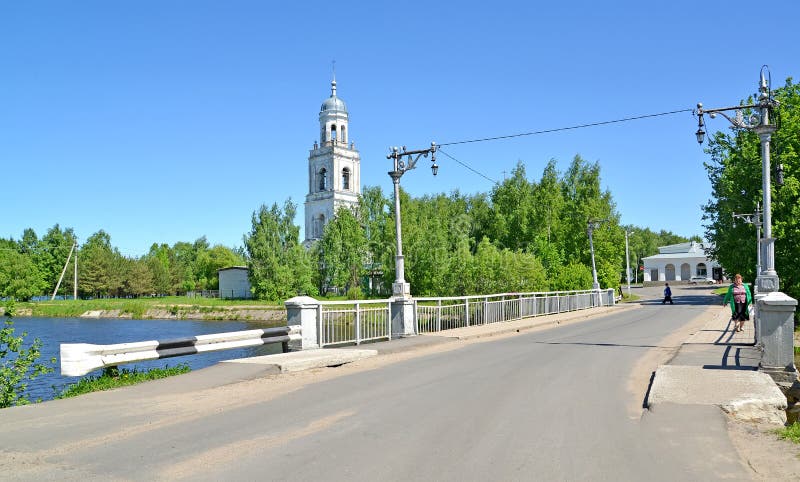 Улица города с колокольней