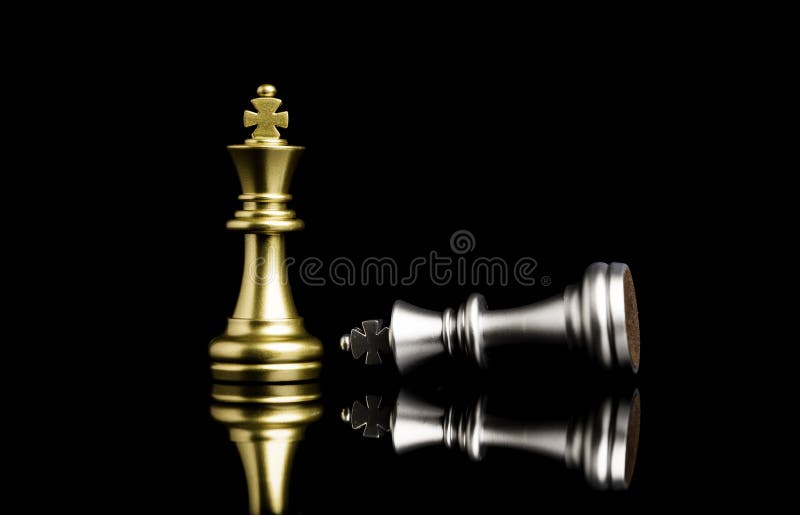 Xadrez do rei dourado em frente a outro xadrez