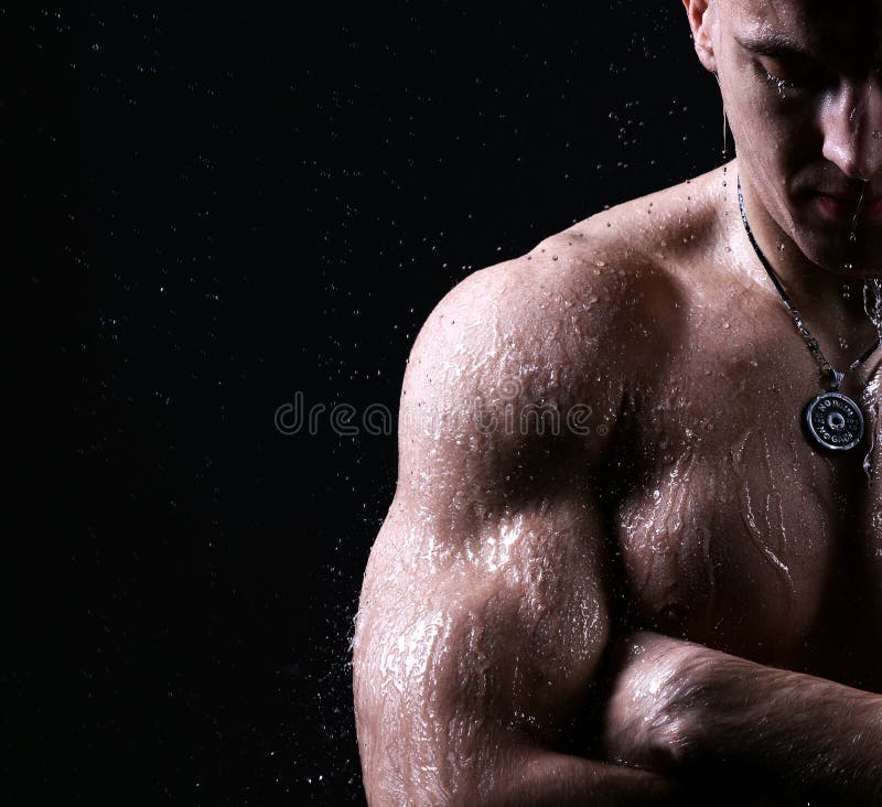 Posi nudo maschio del torso del culturista brutale muscolare dell'atleta forte fotografia stock libera da diritti Posi nudo maschio del torso del culturista brutale muscolare dell'atleta forte fotografia stock libera da diritti