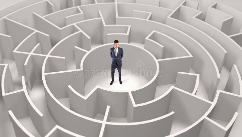 Posi??o do homem de neg?cios em um meio de um labirinto redondo imagem de stock Posi??o do homem de neg?cios em um meio de um labirinto redondo imagem de stock