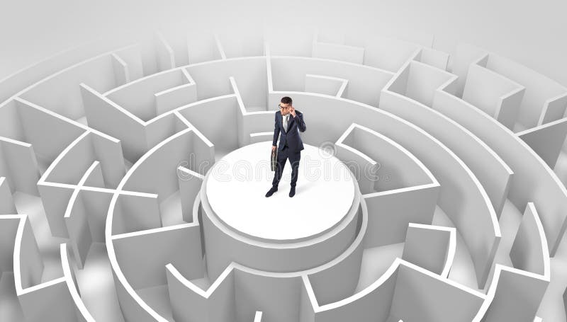 Posi??o do homem de neg?cios na parte superior de um labirinto imagem de stock royalty free Posi??o do homem de neg?cios na parte superior de um labirinto imagem de stock royalty free