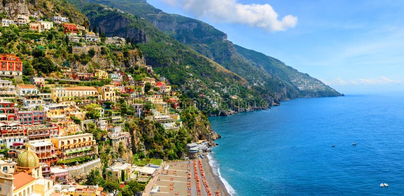 Positano, costa de Amalfi, Campania, Itália Vista panorâmica na cidade velha no dia ensolarado imagem de stock Positano, costa de Amalfi, Campania, Itália Vista panorâmica na cidade velha no dia ensolarado imagem de stock