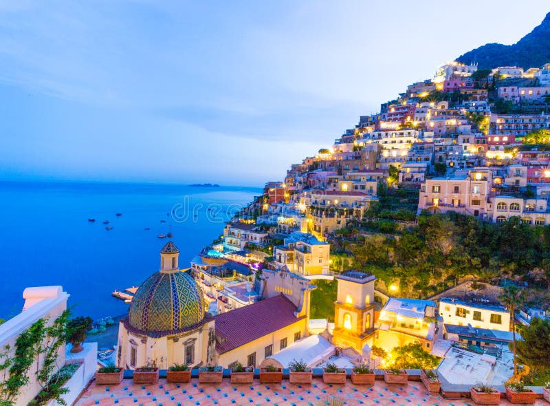 Positano, costa de Amalfi, Italia Visión escénica en la oscuridad