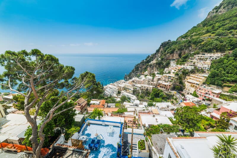 Positano famoso en un día soleado imagenes de archivo Positano famoso en un día soleado imagenes de archivo