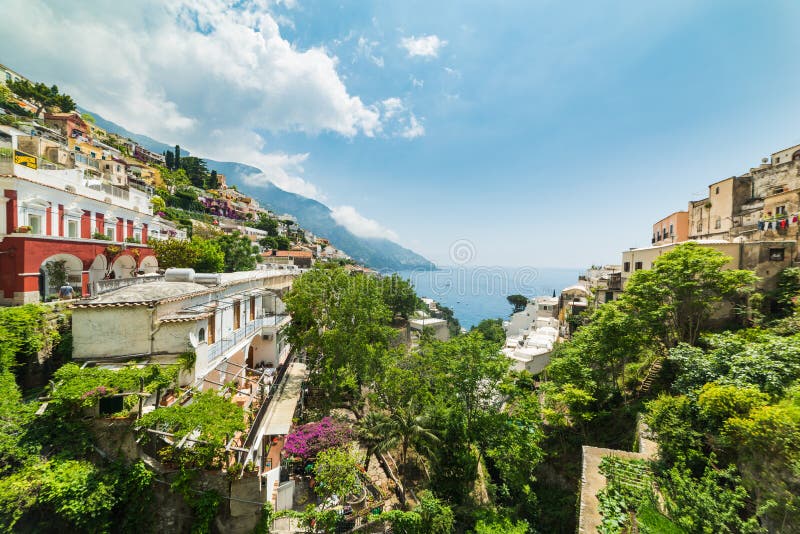Positano famoso en un día soleado foto de archivo Positano famoso en un día soleado foto de archivo