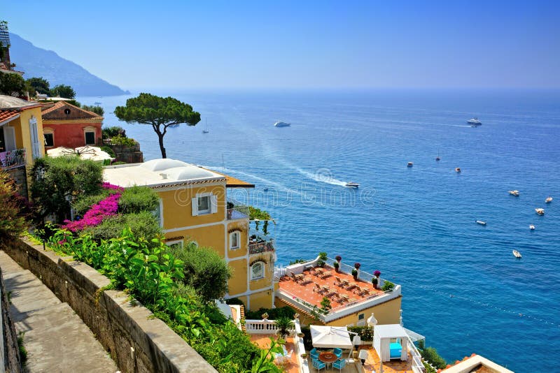 Positano langs de Amalfi Kust van Italië, luxueuze villa's die de Middellandse Zee overzien royalty-vrije stock afbeelding Positano langs de Amalfi Kust van Italië, luxueuze villa's die de Middellandse Zee overzien royalty-vrije stock afbeelding
