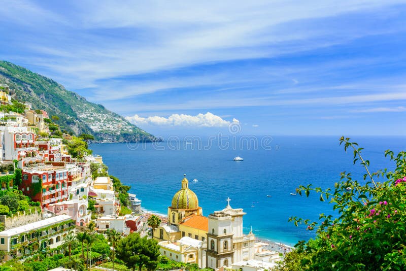 Positano, побережье Амальфи, кампания, Италия красивый вид на старом городке на солнечном дне стоковое изображение rf Positano, побережье Амальфи, кампания, Италия красивый вид на старом городке на солнечном дне стоковое изображение rf
