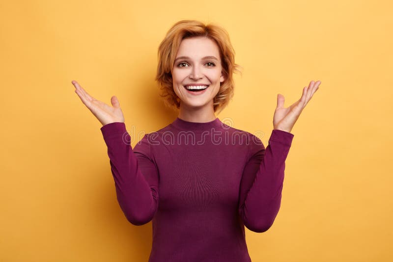 Positief blondemeisje die zich bij goed nieuws verheugen stock foto's Positief blondemeisje die zich bij goed nieuws verheugen stock foto's