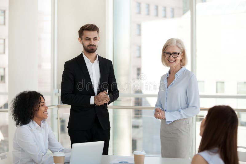 Positieve bedrijfsmensen in bureau tijdens vergadering royalty-vrije stock fotografie Positieve bedrijfsmensen in bureau tijdens vergadering royalty-vrije stock fotografie