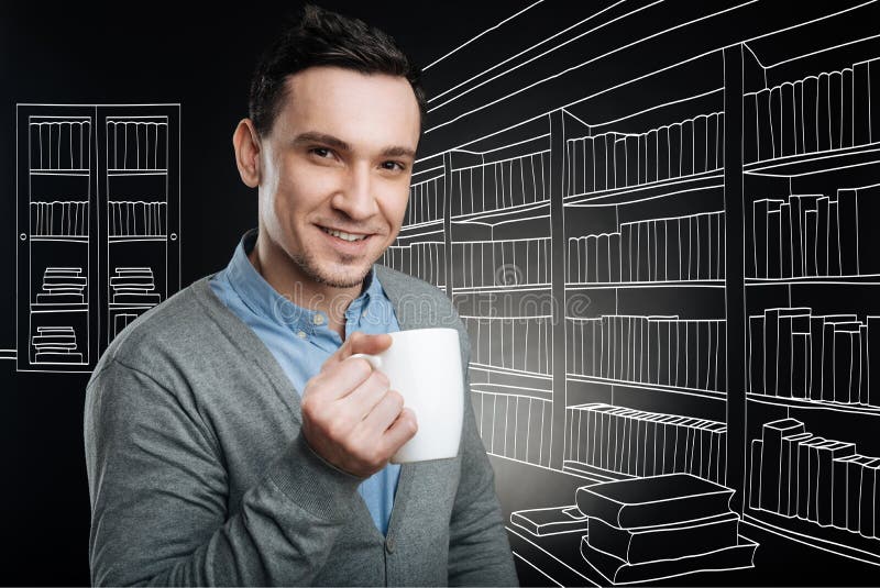 Positieve knappe beambte het drinken koffie stock foto Positieve knappe beambte het drinken koffie stock foto