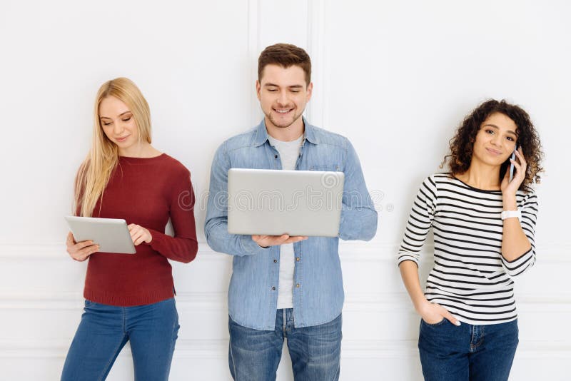 Positieve en enthousiaste vrienden poseren voor de camera royalty-vrije stock foto's