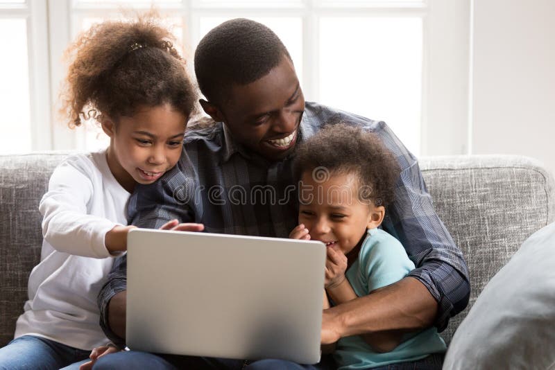 Positieve zwarte Afrikaanse familie samen thuis royalty-vrije stock afbeelding Positieve zwarte Afrikaanse familie samen thuis royalty-vrije stock afbeelding