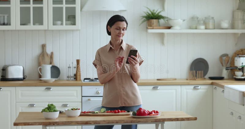 Positif heureux chef moyen âge femme consultant alimentation biologique blog banque de vidéos