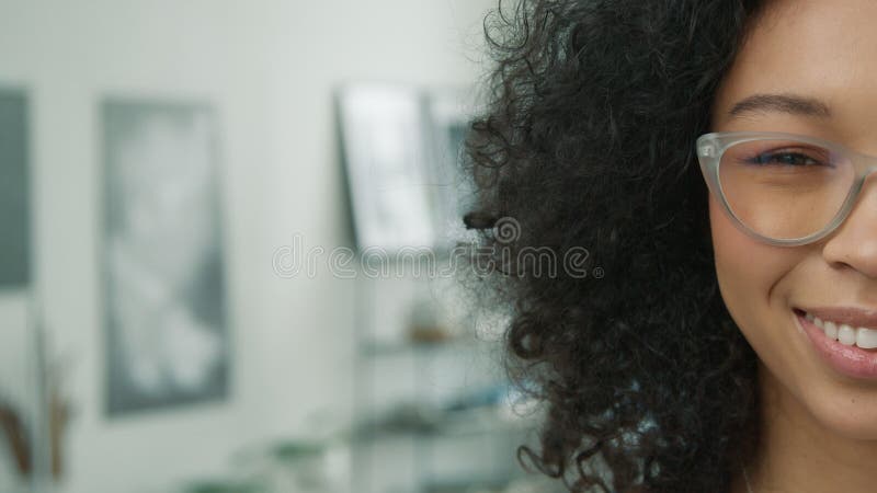 Positif sourire afro fille regarder la caméra jolie beauté mixte face 4k banque de vidéos