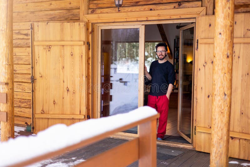 Position de sourire d'homme à l'entrée de la maison photographie stock